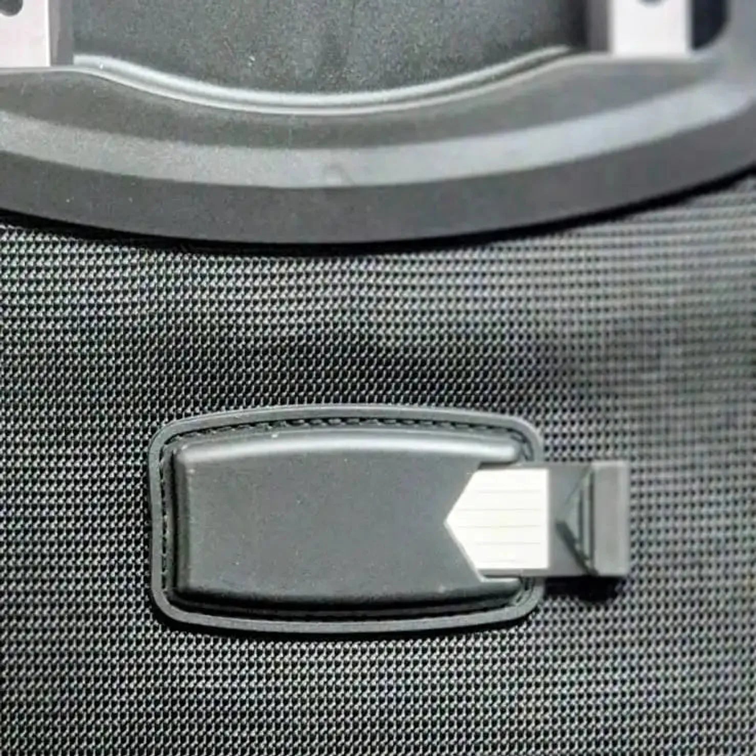 תיק טרולי עסקי Swiss Executive Glide 18 אינץ׳ תקריב על תג זיהוי נשלף בגב ומערכת הגנה אחורית קשיחה על הבד הבליסטי