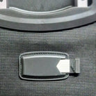 תיק טרולי עסקי Swiss Executive Glide 18 אינץ׳ תקריב על תג זיהוי נשלף בגב ומערכת הגנה אחורית קשיחה על הבד הבליסטי