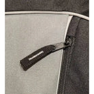 תקריב רוכסן מחוזק מידה 10 של תיק הגב SWISS STAR 90L, עמיד ואמין לשימוש יומיומי בשטח ובצבא
