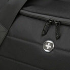 תיק SwissDigital BLADE 45L לוגו מתכתי שוויצרי ורוכסנים עמידים על בד בליסטיק ניילון שחור, תקריב פרט