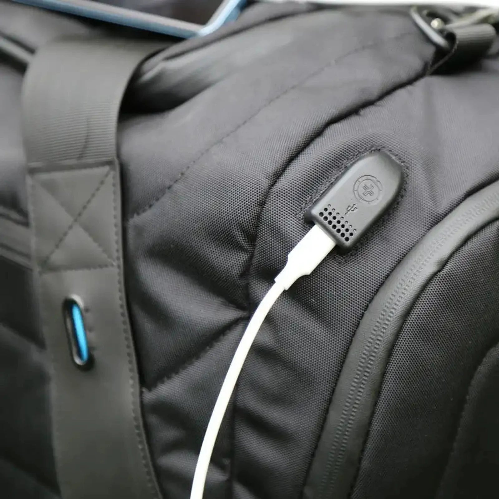 תיק נסיעות SwissDigital BLADE 45L שקע USB חיצוני לטעינת טלפון דרך סוללה ניידת בתוך התיק, תקריב חיבור