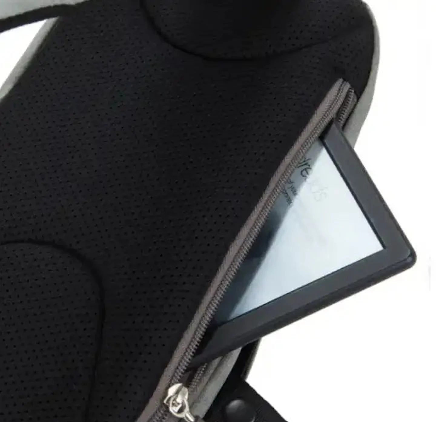 תיק צד קרוסבודי SwissDigital BRAZEN SD728 תקריב על כיס מרופד ייעודי לטאבלט עשר אינץ בתוך התא הראשי