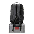 גב ארגונומי של SwissDigital JAVA SD805 עם רצועת הלבשה על מזוודת טרולי, גב מרופד Lumar