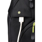 תקריב על שקע USB חיצוני של SwissDigital JAVA SD805 עם כבל לבן מחובר לטעינת פלאפון