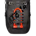 תקריב פנל קדמי כוורתי של תרמיל רכיבה TATONKA Bike Backpack MTB 14 עם מנעול U-Lock אדום על חיבור אוניברסלי