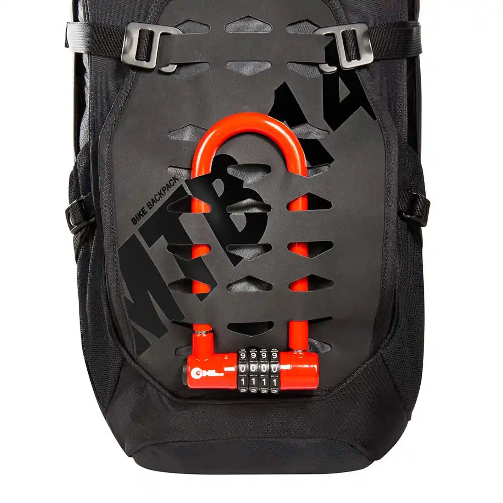 תקריב פנל קדמי כוורתי של תרמיל רכיבה TATONKA Bike Backpack MTB 14 עם מנעול U-Lock אדום על חיבור אוניברסלי
