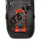 תקריב פנל קדמי כוורתי של תרמיל רכיבה TATONKA Bike Backpack MTB 14 עם מנעול U-Lock אדום על חיבור אוניברסלי