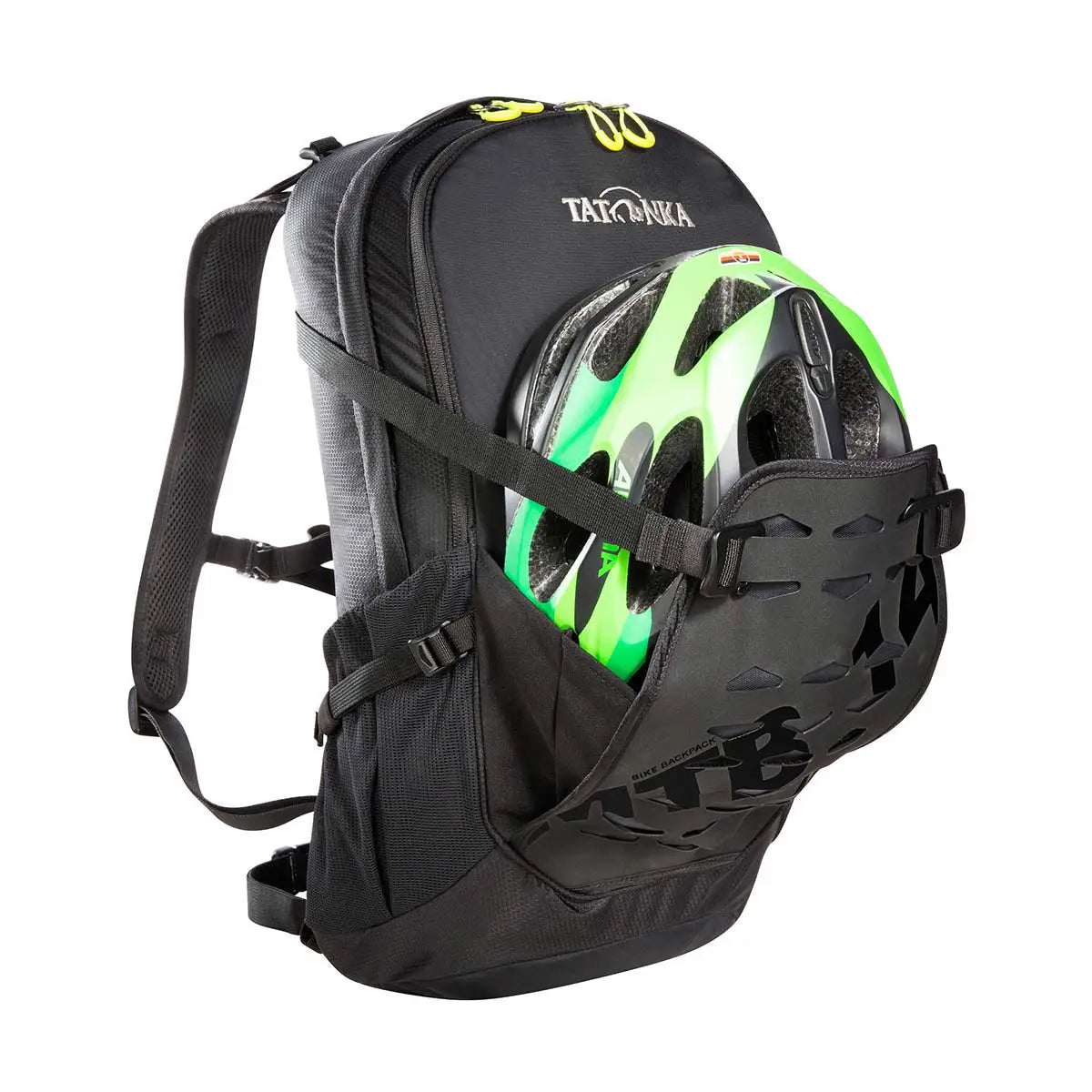 תרמיל אופניים TATONKA MTB 14 שחור עם התקן נשיאת קסדה בפנל הקדמי, מחזיק קסדת רכיבה ירוקה בבטחה