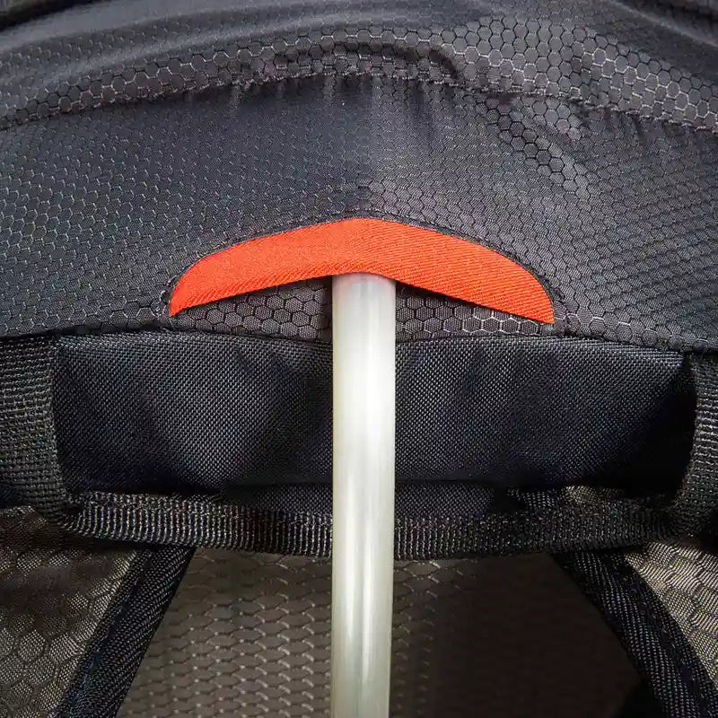 תקריב על אריג 100D Mini Honeycomb העמיד של תרמיל TATONKA MTB 14, עם יציאה למערכת שתייה לצינור הידרציה