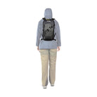 תרמיל רכיבה TATONKA Bike Backpack MTB 14 בצבע שחור על גב רוכב, מבט אחורי המציג את התאמת התרמיל לשטח