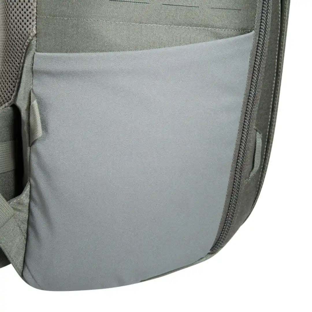 תרמיל יום טקטי Tatonka EDC Pack 30 BC בצבע זית, תקריב על כיס תחתון בד קורדורה 500D