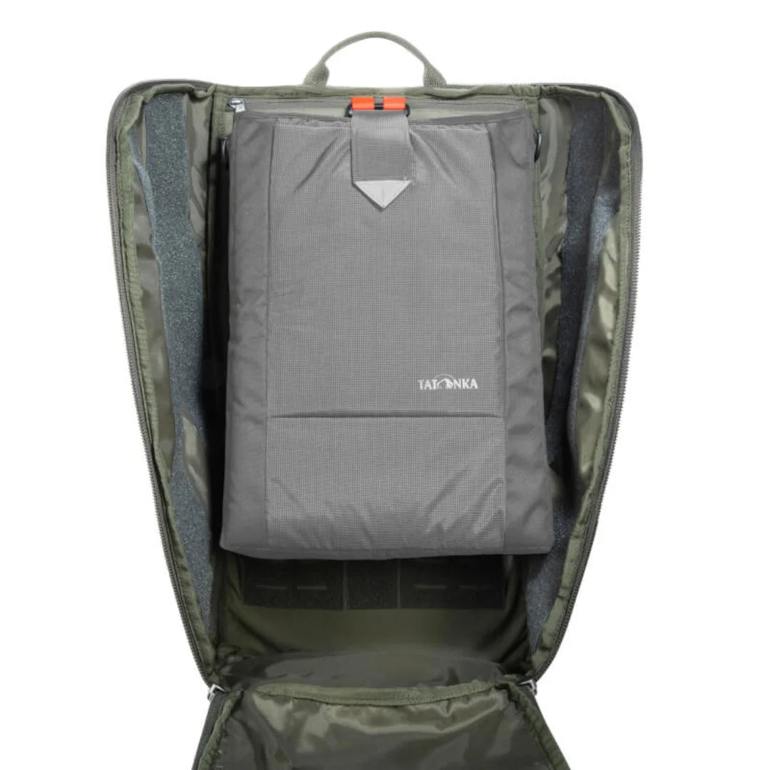 תרמיל יום טקטי Tatonka EDC Pack 30 BC בצבע זית עם תא ייעודי למחשב נייד בפנים התא הראשי