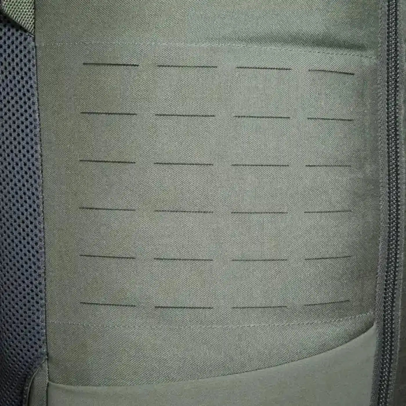 תרמיל יום טקטי Tatonka EDC Pack 30 BC בצבע זית, תקריב על רצועות MOLLE צד לחיבור ציוד נוסף
