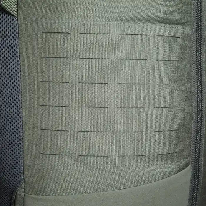 תרמיל יום טקטי Tatonka EDC Pack 30 BC בצבע זית, תקריב על רצועות MOLLE צד לחיבור ציוד נוסף