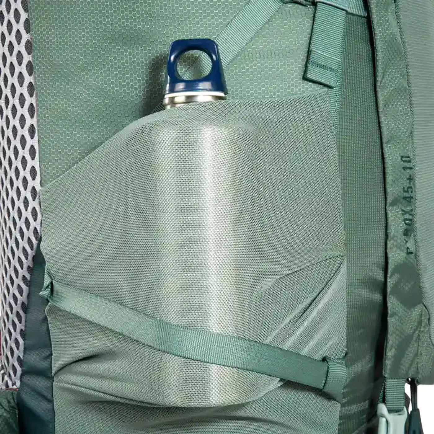 תרמיל טרקים TATONKA Pyrox 45+10 בצבע ירוק, כיס רשת צדדי גמיש עם בקבוק שתייה בגישה נוחה