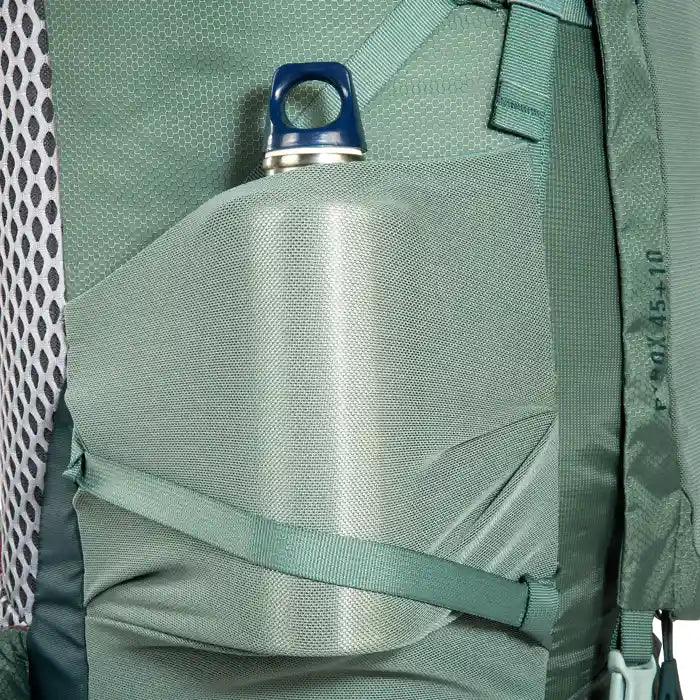 תרמיל טרקים TATONKA Pyrox 45+10 בצבע ירוק, כיס רשת צדדי גמיש עם בקבוק שתייה בגישה נוחה