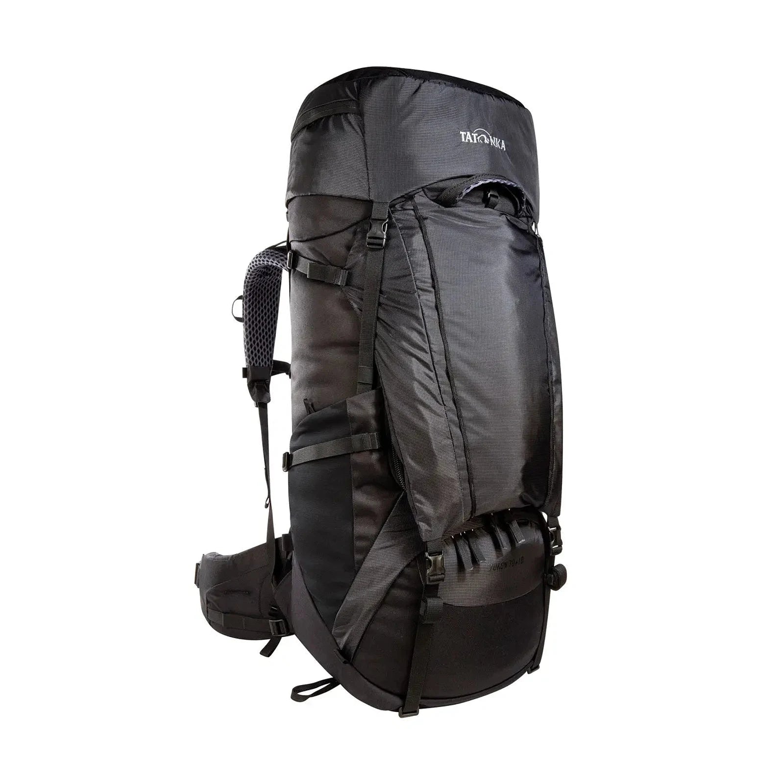 תרמיל טרקים TATONKA Yukon 70+10 בצבע שחור, נפח 80 ליטר, עשוי ניילון וCordura עמידים, מבט קדמי בזווית