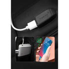 חיבור USB חיצוני של תיק גב Tigernu 17 אינץ׳ עם powerbank פנימי לטעינת סמארטפון תוך כדי הליכה