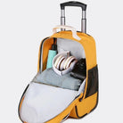 תא ראשי גדול פתוח של תיק AIR ROLL הצהוב עם מטריה, אוזניות, מכנסיים מקופלים ומצלמה לנסיעה