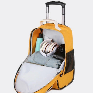 תא ראשי גדול פתוח של תיק AIR ROLL הצהוב עם מטריה, אוזניות, מכנסיים מקופלים ומצלמה לנסיעה