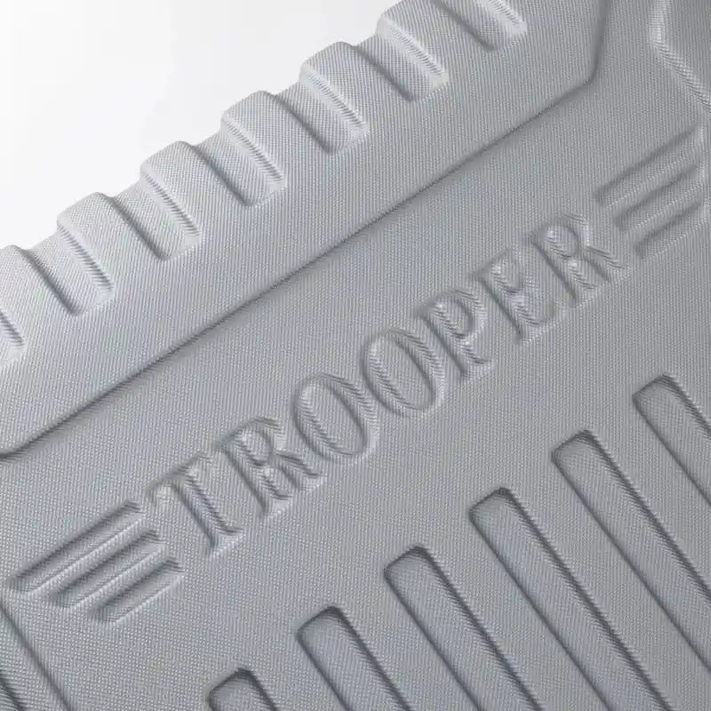 תקריב על לוגו TROOPER בחומר ABS מובלט על גוף המזוודה הקשיחה, מראה מרקם ייחודי ועיצוב קלאסי