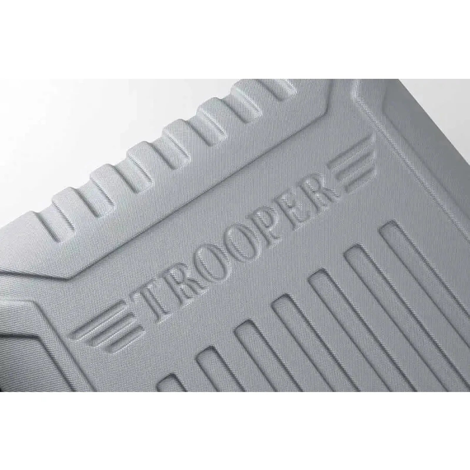 תקריב על מרקם תרכובת ABS של מזוודת TROOPER Missouri בינונית חזקה וגמישה ועמידה במיוחד