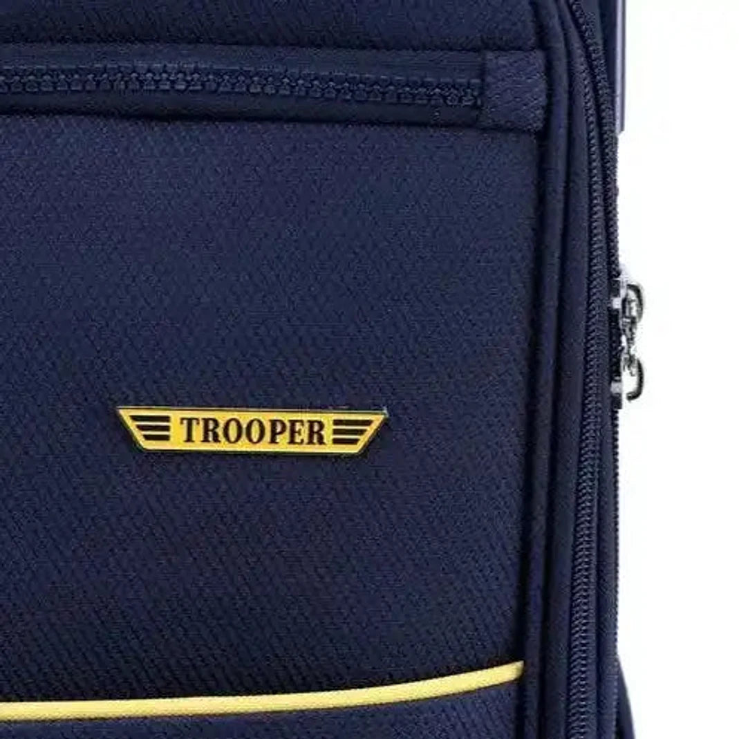 תקריב תג לוגו TROOPER הצמוד לכיס הקדמי של מזוודת בד B-lite II נייבי, בד פוליאסטר בצפיפות גבוהה