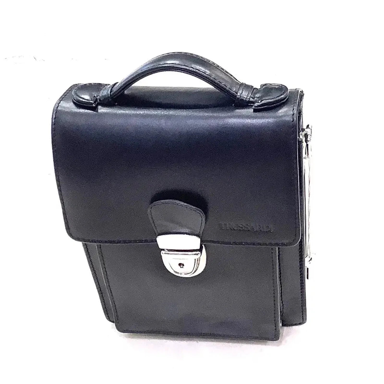 תיק צד מעור אמיתי לגבר TRUSSARDI דגם Vittorio Napoli בצבע שחור עם ידית עליונה ואבזם כסוף, מבט מלפנים
