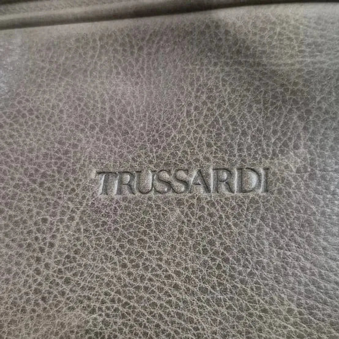 תקריב של לוגו TRUSSARDI מוטבע על עור איטלקי אמיתי בתיק הדגם Vittorio Roma, מעיד על איכות המותג האיטלקי