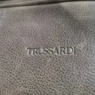 תקריב של לוגו TRUSSARDI מוטבע על עור איטלקי אמיתי בתיק הדגם Vittorio Roma, מעיד על איכות המותג האיטלקי
