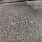 תקריב של לוגו TRUSSARDI מוטבע על עור איטלקי אמיתי בתיק הדגם Vittorio Roma, מעיד על איכות המותג האיטלקי