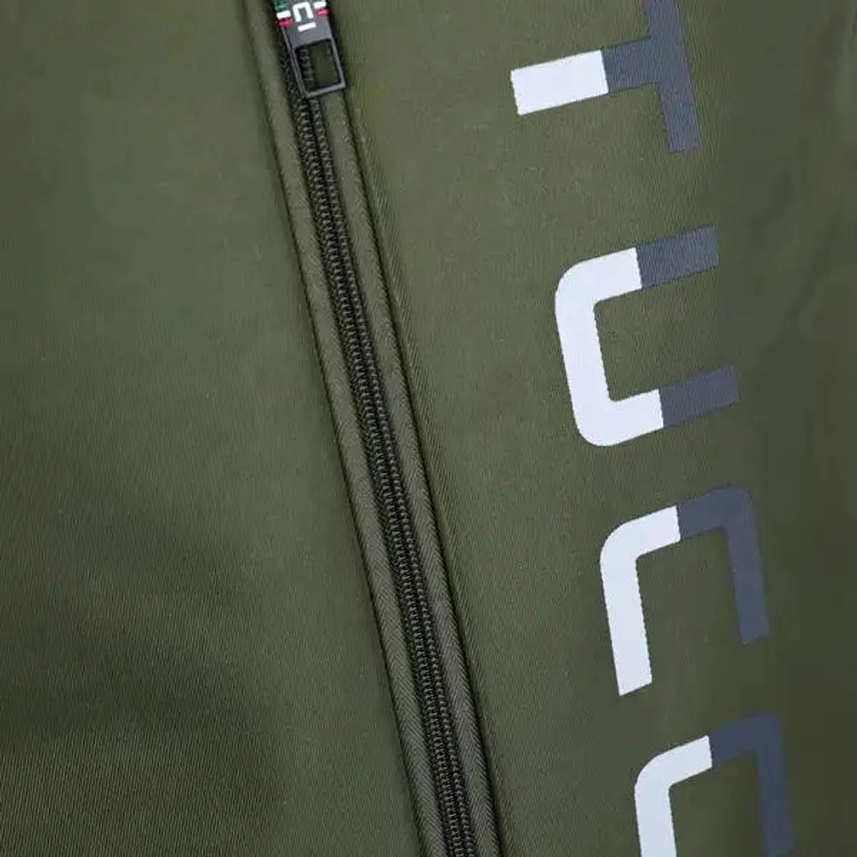 תקריב רוכסן מזוודת בד TUCCI LEGGERO ירוק זית עם דגל איטלקי על הרצרצן ולוגו המותג החרוט על הבד