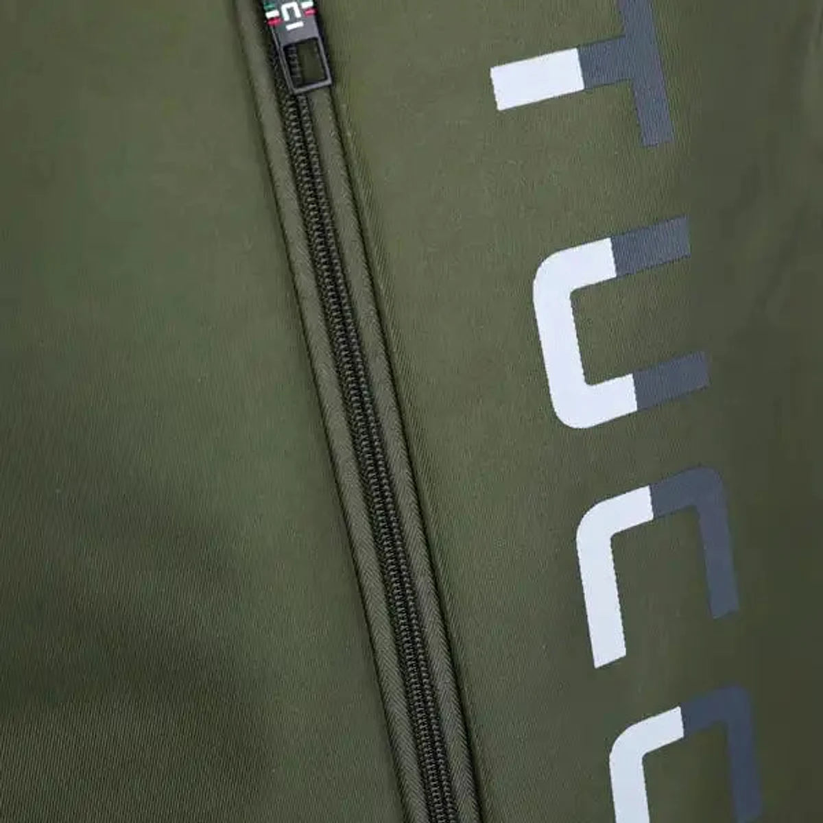 תקריב רוכסן מזוודת בד TUCCI LEGGERO ירוק זית עם דגל איטלקי על הרצרצן ולוגו המותג החרוט על הבד