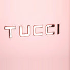 תקריב לוגו TUCCI בולט על מזוודת טרולי קשיחה 20 אינץ' מסדרת RECCOLTO בצבע ורוד, מרקם מוברש עמוק וגימור יוקרתי