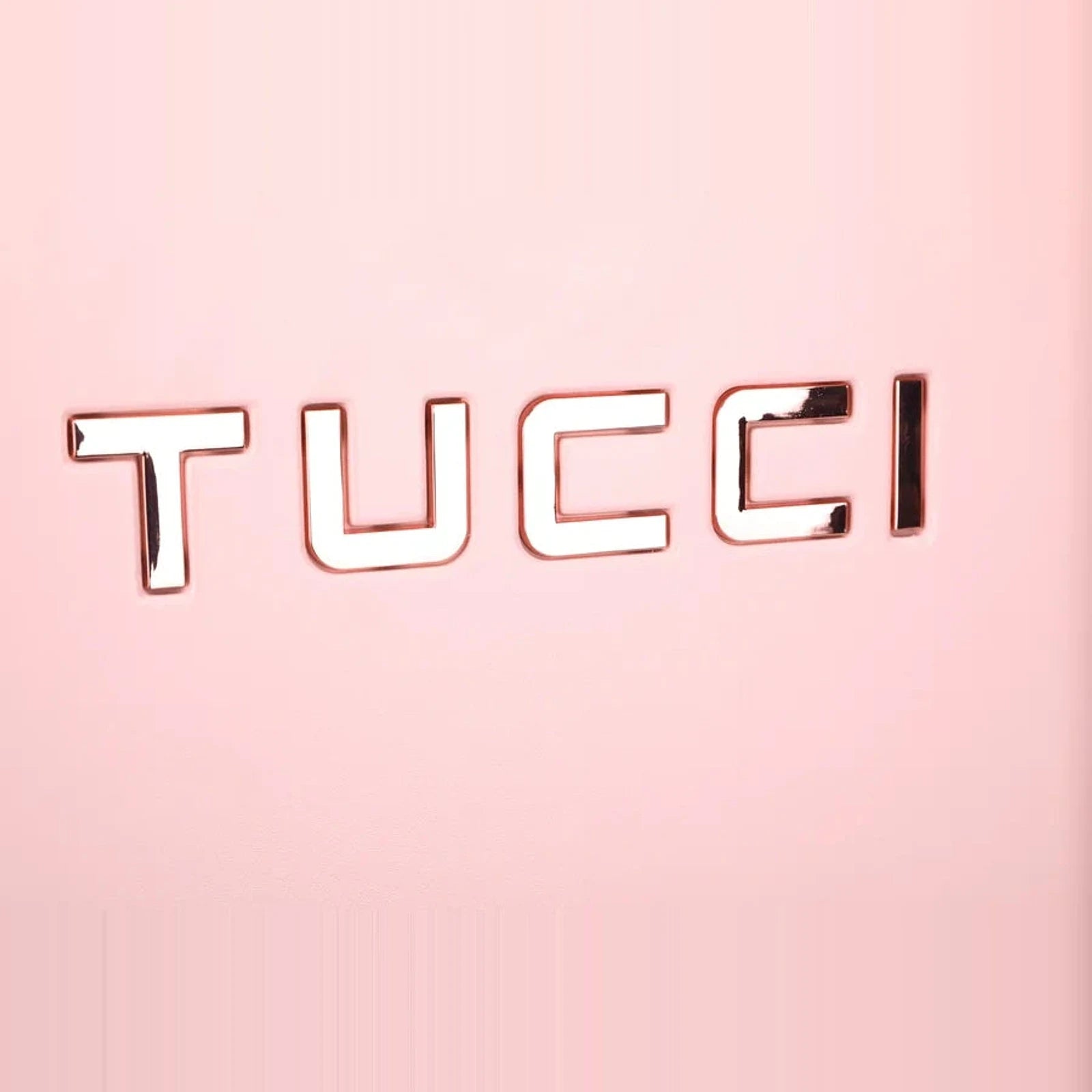 תקריב לוגו TUCCI בולט על מזוודת טרולי קשיחה 20 אינץ' מסדרת RECCOLTO בצבע ורוד, מרקם מוברש עמוק וגימור יוקרתי