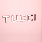 תקריב לוגו TUCCI בולט על מזוודת טרולי קשיחה 20 אינץ' מסדרת RECCOLTO בצבע ורוד, מרקם מוברש עמוק וגימור יוקרתי