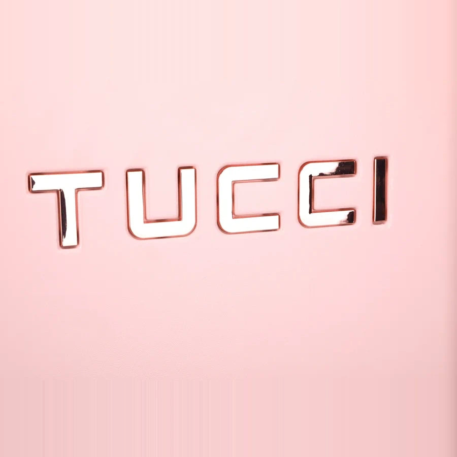 תקריב לוגו TUCCI בולט על מזוודת טרולי קשיחה 20 אינץ' מסדרת RECCOLTO בצבע ורוד, מרקם מוברש עמוק וגימור יוקרתי
