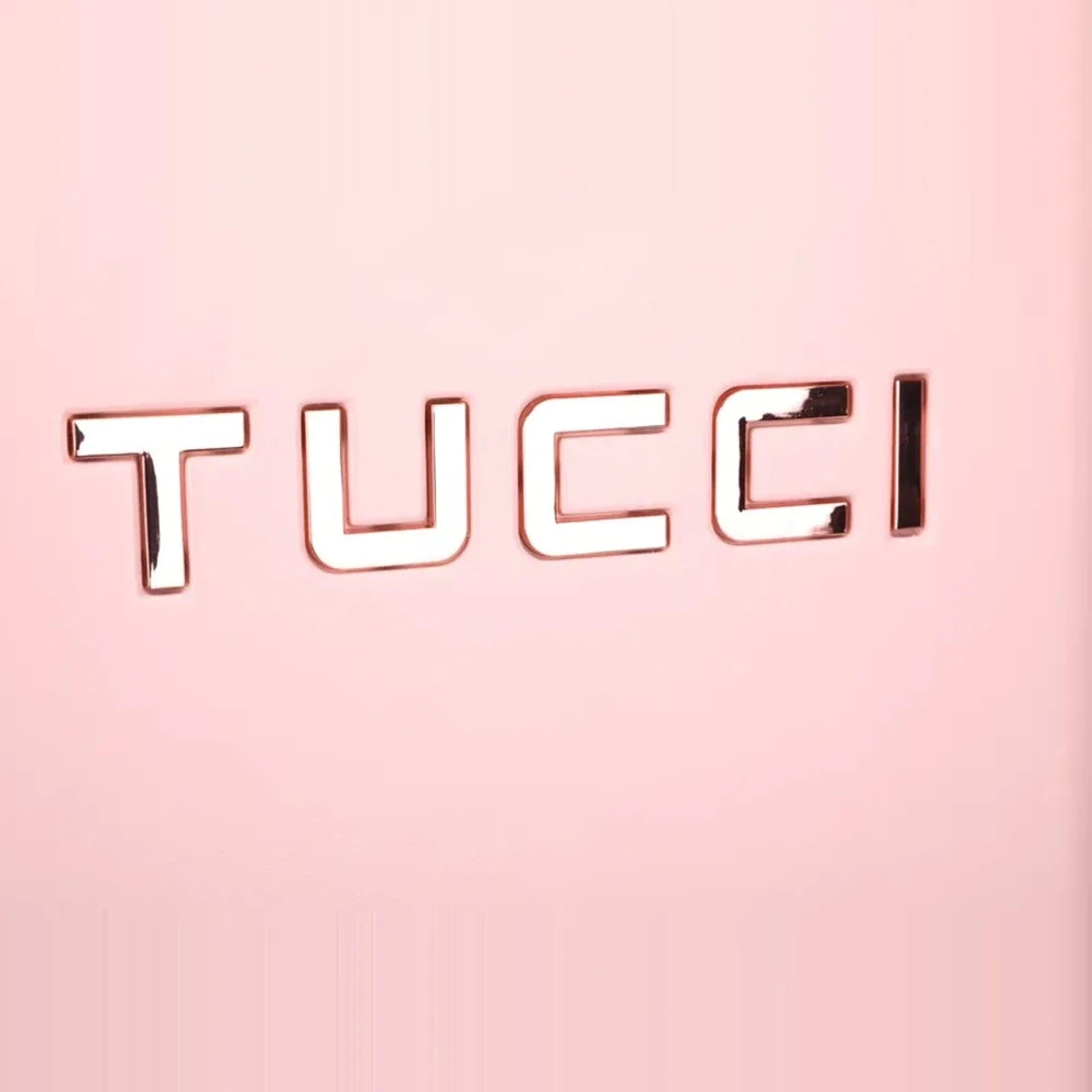 תקריב לוגו TUCCI בולט על מזוודה קשיחה בינונית 24 אינץ' מסדרת RECCOLTO בצבע ורוד, מרקם מוברש עמוק וגימור יוקרתי