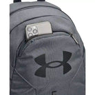 תקריב על הכיס הקדמי והלוגו של תיק הגב Under Armour Hustle Lite אפור