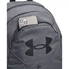 תקריב על הכיס הקדמי והלוגו של תיק הגב Under Armour Hustle Lite אפור