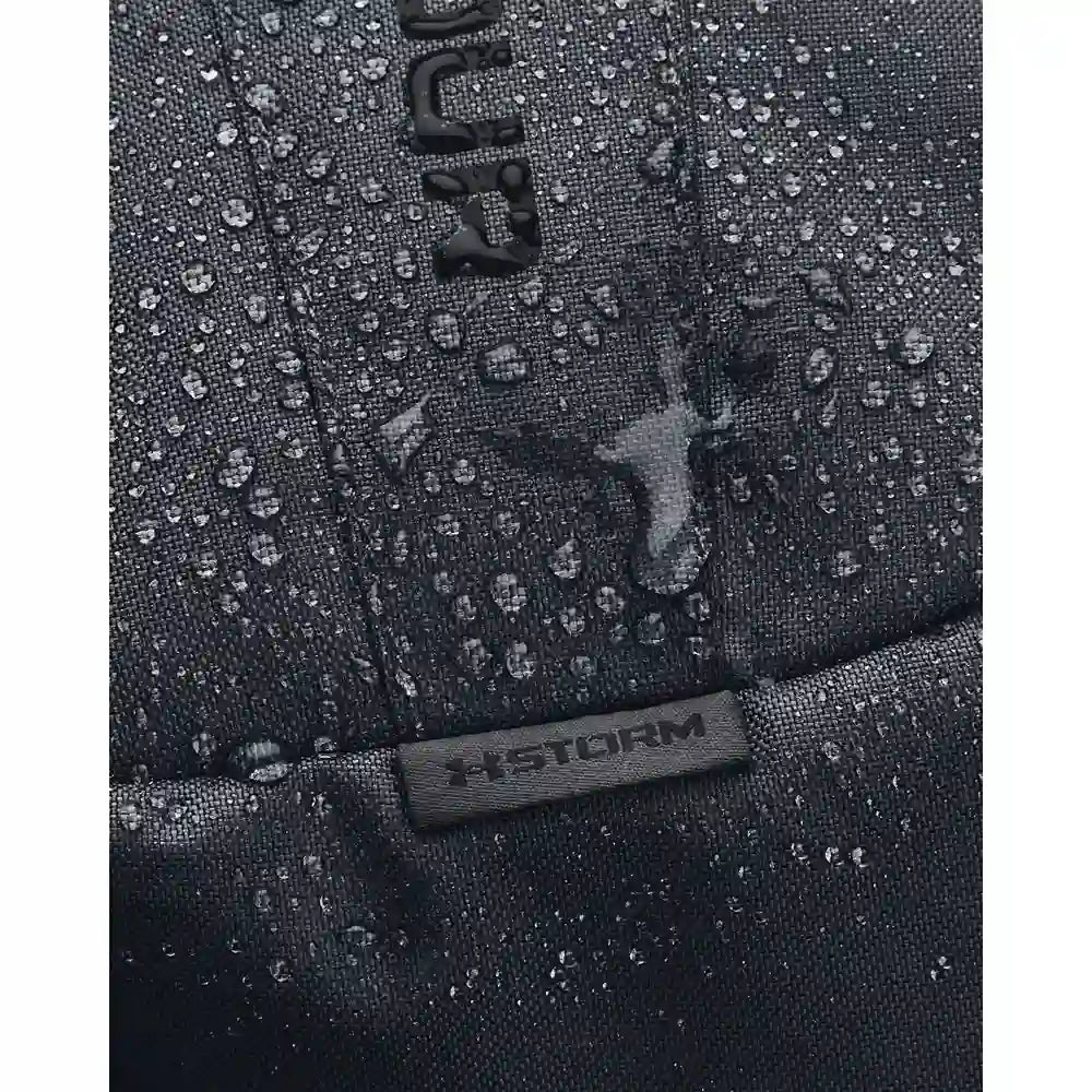 תקריב על בד דוחה מים UA Storm של תיק הגב Under Armour Hustle Lite אפור