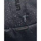 תקריב על בד דוחה מים UA Storm של תיק הגב Under Armour Hustle Lite אפור