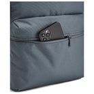 תיק גב Under Armour Loudon 25L בצבע אפור - תקריב על התא הקדמי ברוכסן עם טלפון נייד
