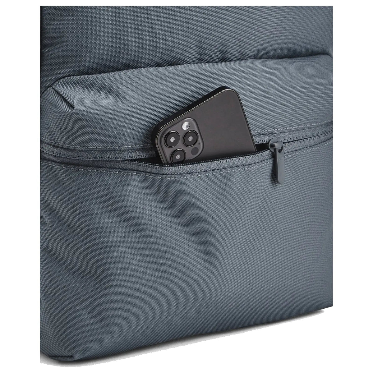 תיק גב Under Armour Loudon 25L בצבע אפור - תקריב על התא הקדמי ברוכסן עם טלפון נייד