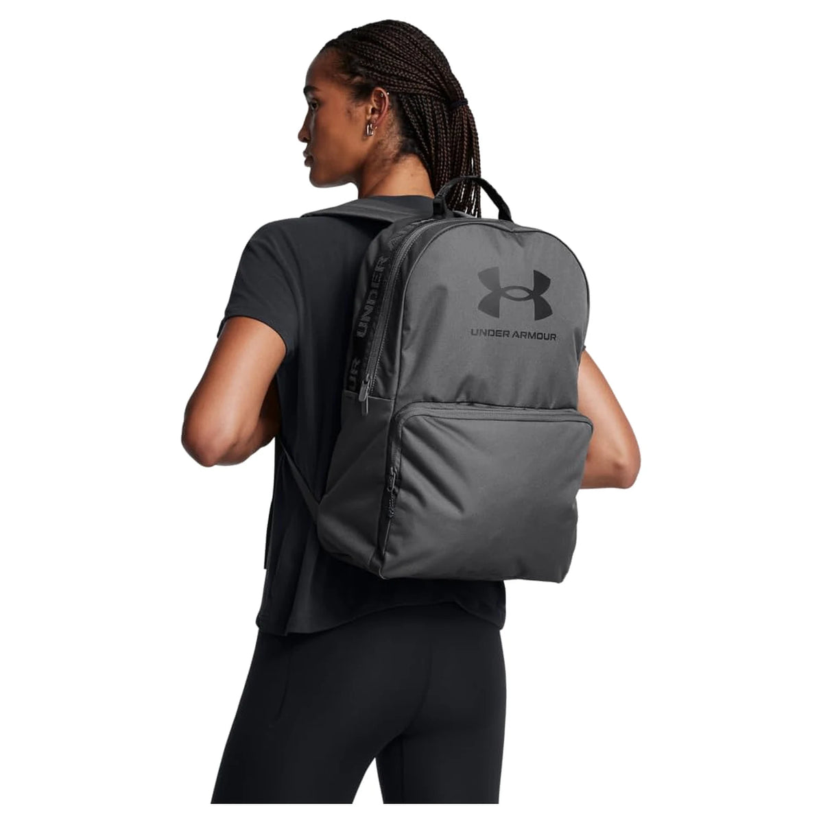 תיק גב Under Armour Loudon 25L בצבע אפור - על גבה של דוגמנית, מבט צד-אחורי עם רצועות הכתף המרופדות