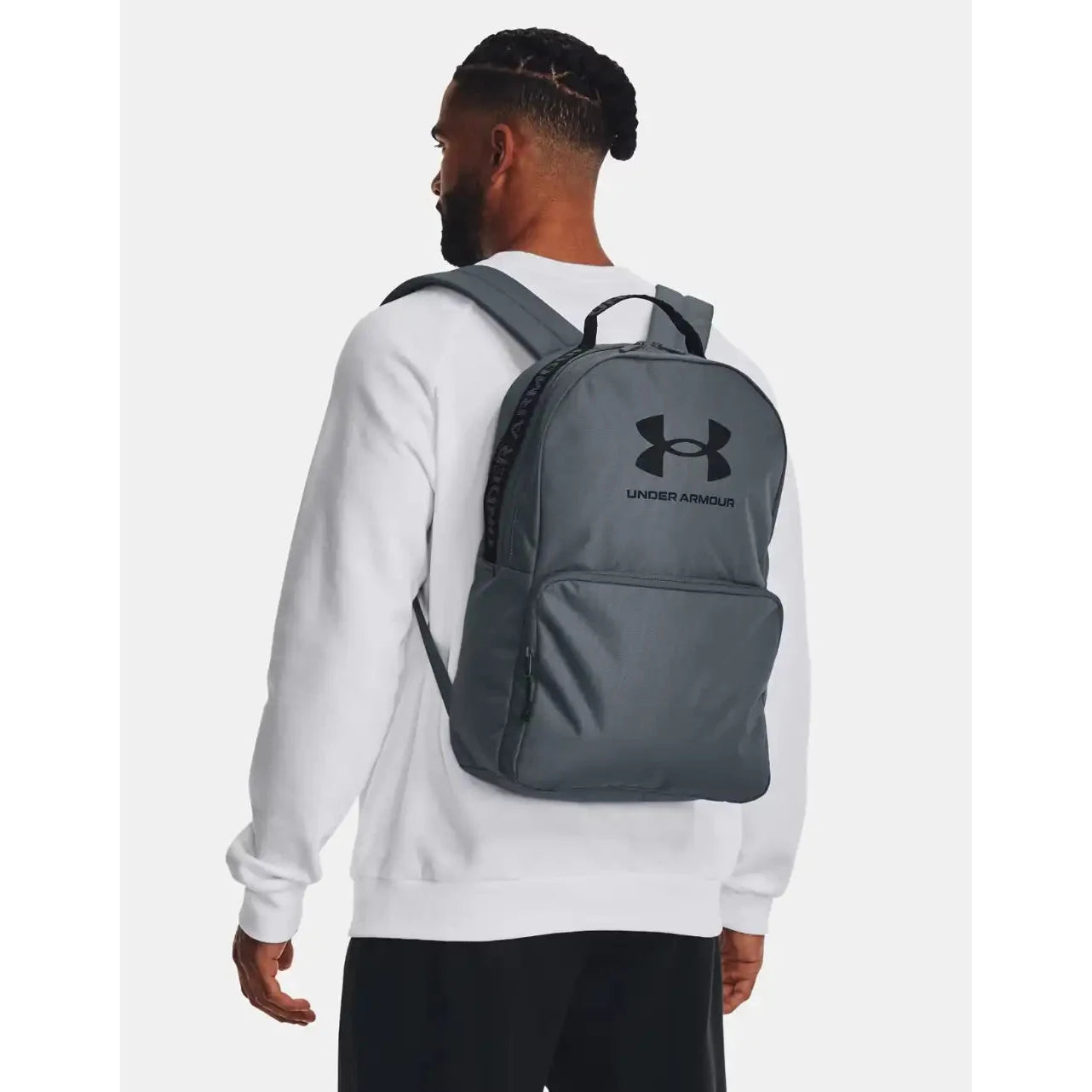 תיק גב Under Armour Loudon 25L בצבע אפור על גבו של דוגמן, מבט צד עם רצועות כתף ארגונומיות
