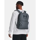 תיק גב Under Armour Loudon 25L בצבע אפור על גבו של דוגמן, מבט צד עם רצועות כתף ארגונומיות