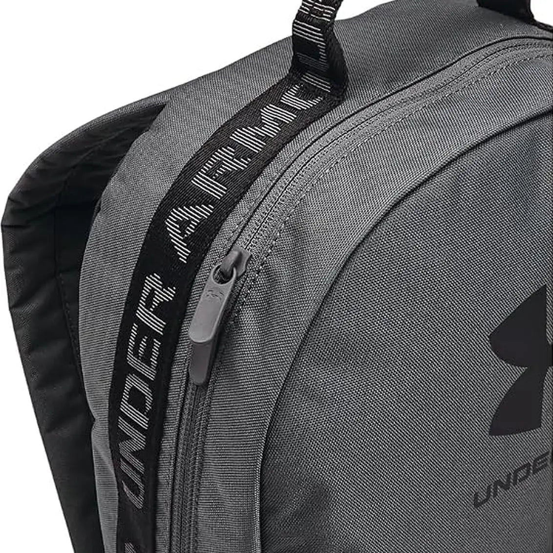 תיק גב Under Armour Loudon 25L בצבע אפור - תקריב על ידית הנשיאה העליונה ורוכסן התא הקדמי עם כיתוב Under Armour