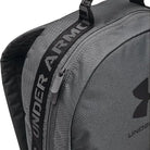 תיק גב Under Armour Loudon 25L בצבע אפור - תקריב על ידית הנשיאה העליונה ורוכסן התא הקדמי עם כיתוב Under Armour