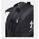 תיק גב Under Armour Loudon 25L תקריב על רוכסן ורצועת לוגו UA ממותגת על הצד - פוליאסטר בצפיפות גבוהה להגנה מושלמת מפ